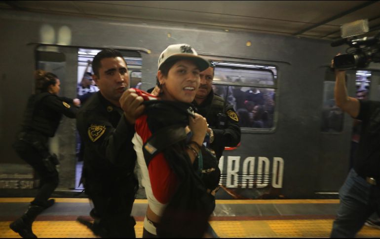 Ayer, la Policía estatal retuvo a cinco jóvenes que protestaban en la estación Plaza Universidad. EL INFORMADOR/G. Gallo