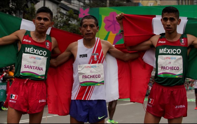 Santana (I) y Pacheco (D) posan con el representante de Perú.  EFE/I. Toro