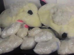 Los muñecos tenían 12 paquetes con una sustancia sólida y cristalina, con características propias de la metanfetamina. ESPECIAL