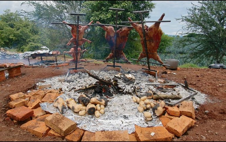 ASADO. El fuego se prendió desde las 06:00 horas para preparar chivos y corderos. EL INFORMADOR / J. Pérez
