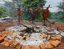 ASADO. El fuego se prendió desde las 06:00 horas para preparar chivos y corderos. EL INFORMADOR / J. Pérez
