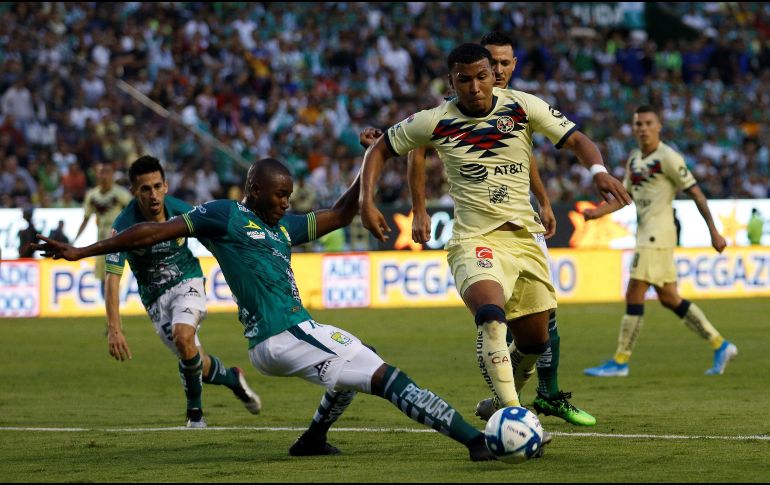 Los jugadores Roger Martinez (d) del América y Andrés Mosquera del León (i), disputan el balón durante el juego. EFE/G. Becerra