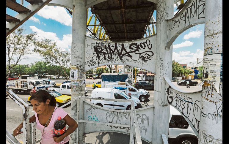 El “puente amarillo”, ubicado en el Periférico, a la altura de la Colonia Rancho Nuevo, en Guadalajara, ha sido “enchulado” una y otra vez... pero con firmas de grafiti. Es una condición que comparten prácticamente todos los espacios públicos de la zona metropolitana. EL INFORMADOR / G. Gallo