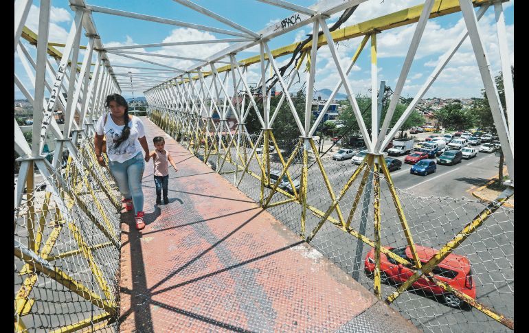 Sólo unas delgadas mallas de alambre protegen a los peatones de una caída desde el “puente amarillo”, en Periférico Norte. EL INFORMADOR / G. Gallo