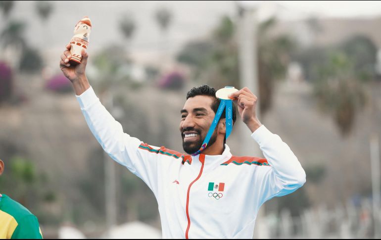Crisanto Grajales hizo sonar el Himno Nacional en Lima, tras ganar la prueba de triatlón varonil. NOTIMEX