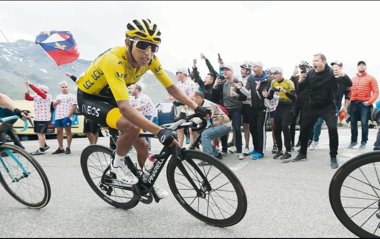 El colombiano Egan Bernal conservó el maillot amarillo de líder y hoy levantará el trofeo de campeón en París. AP
