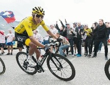 El colombiano Egan Bernal conservó el maillot amarillo de líder y hoy levantará el trofeo de campeón en París. AP