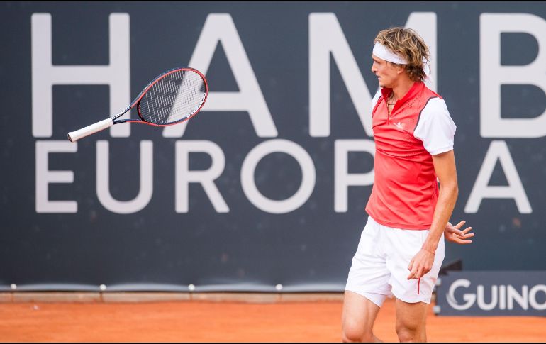 Zverev reacciona mal ante la derrota con Nikoloz Basilashvili en casa. AFP