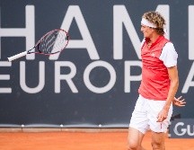 Zverev reacciona mal ante la derrota con Nikoloz Basilashvili en casa. AFP
