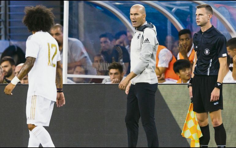 Zidane da instrucciones a Marcelo durante la estrepitosa derrota de los Merengues ante los Colchoneros. EFE