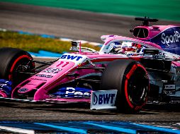 Tras hacer un trompo, el coche de Pérez golpeó contra el muro. Se despidió, así, de la carrera. EFE / S. Suki