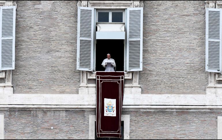 El Papa invitó a los miles de fieles reunidos en la plaza a reflexionar durante unos momentos en silencio y rezar por las víctimas. AFP / V. Pinto