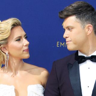 Scarlett Johansson presume anillo de compromiso