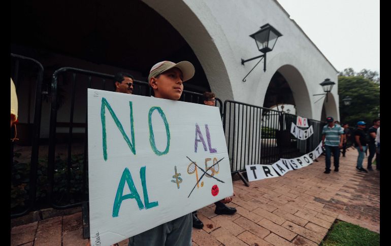Manifestantes acuden a la Casa Jalisco, residencia oficial del gobernador. EL INFORMADOR/G. Gallo