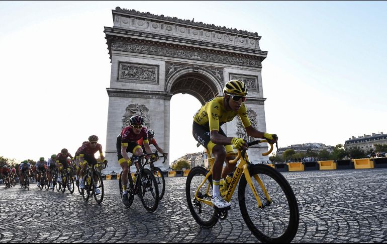 Quintana recibió también el maillot blanco como mejor sub-16 de la carrera. AFP/A. Poujoulat