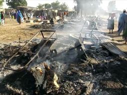 Objetos quemados se observan hoy en Budu, cerca de Maiduguri, tras el ataque del sábado. AFP/A. Marte