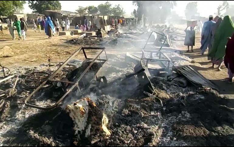 Objetos quemados se observan hoy en Budu, cerca de Maiduguri, tras el ataque del sábado. AFP/A. Marte