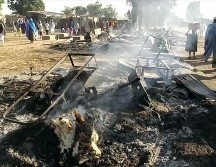 Objetos quemados se observan hoy en Budu, cerca de Maiduguri, tras el ataque del sábado. AFP/A. Marte