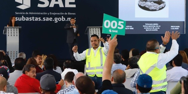 Carlos se lleva a su casa un fragmento del Titanic