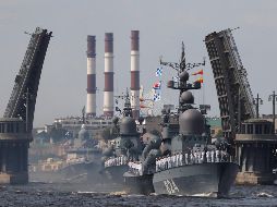 En el desfile naval participaron más de cuatro mil marinos, 43 buques de guerra y submarinos, y 41 aeronaves. EFE/A. Maltsev