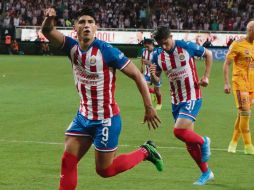 Alan Pulido aseguró el triunfo rojiblanco después de convertir un penal. El Guadalajara ha ido de menos a más. EL INFORMADOR / G. Gallo