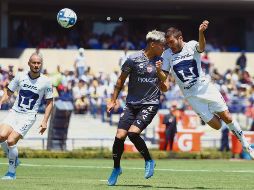Juan Pablo Vigón gana el balón por alto y de cabeza marca el primero de los universitarios. IMAGO7