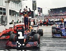 Max Verstappen se levanta sobre su RB15 con el que logra el segundo triunfo en su cuenta personal de la temporada y aprieta la lucha por el campeonato. AFP / A. Isakovic