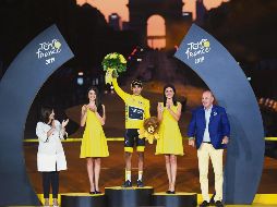 El rey del pedalismo, el colombiano Egan Bernal, coronado como ganador del Tour. EFE