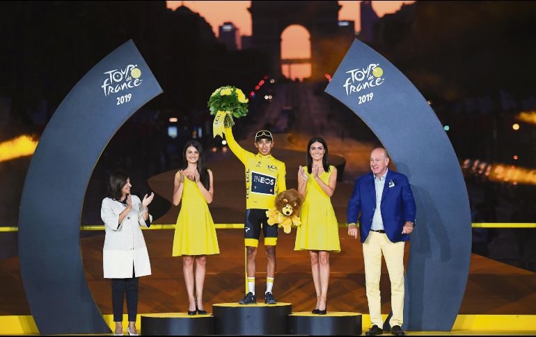 El rey del pedalismo, el colombiano Egan Bernal, coronado como ganador del Tour. EFE