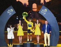El rey del pedalismo, el colombiano Egan Bernal, coronado como ganador del Tour. EFE