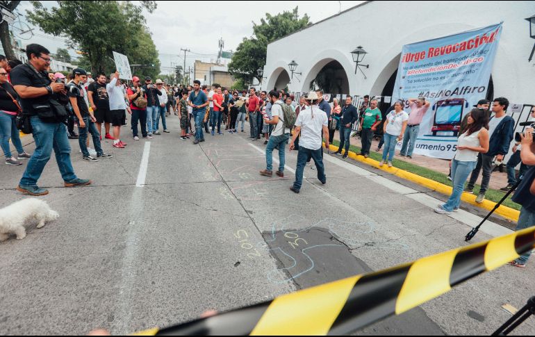 De acuerdo con policías viales, 150 personas se manifestaron ayer afuera de Casa Jalisco, la cual fue rodeada con vallas para su protección. EL INFORMADOR/G. Gallo