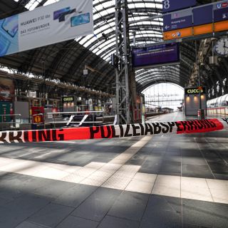 Muere niño tras ser arrojado a una vía de tren en Alemania