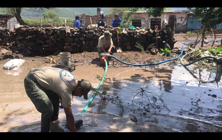 Elementos de la UEPCBJ se encuentra en el municipio desde las mañana realizando trabajos de limpieza. TWITTER/ @PCJalisco