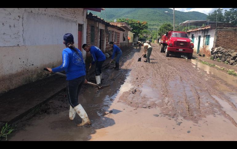 Elementos de la UEPCBJ se encuentra en el municipio desde las mañana realizando trabajos de limpieza. TWITTER/ @PCJalisco