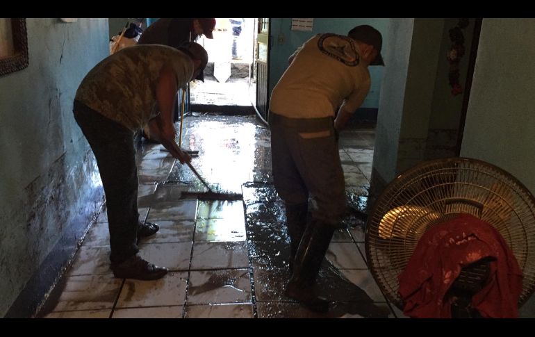 Elementos de la UEPCBJ se encuentra en el municipio desde las mañana realizando trabajos de limpieza. TWITTER/ @PCJalisco