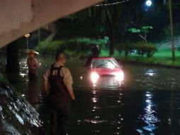 La Unidad de Protección Civil y Bomberos Guadalajara rescató a dos automovilistas que quedaron varados. ESPECIAL