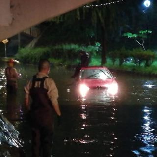 Lluvia de la noche deja cortes de luz, autos varados y cierre de vías
