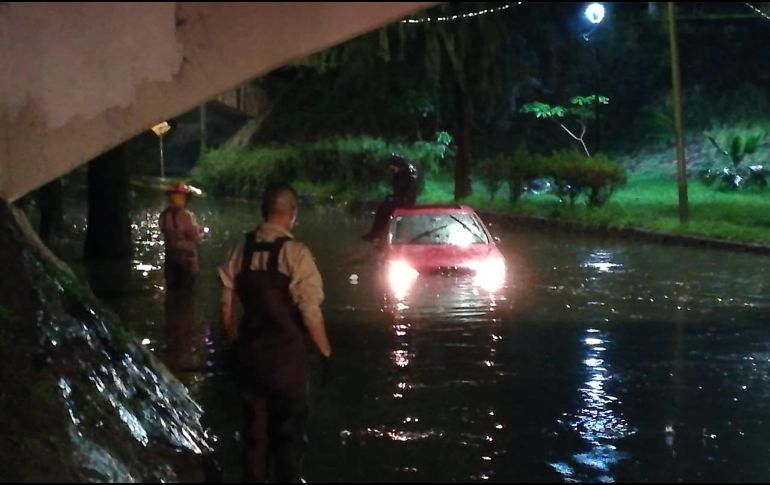 La Unidad de Protección Civil y Bomberos Guadalajara rescató a dos automovilistas que quedaron varados. ESPECIAL