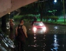 La Unidad de Protección Civil y Bomberos Guadalajara rescató a dos automovilistas que quedaron varados. ESPECIAL