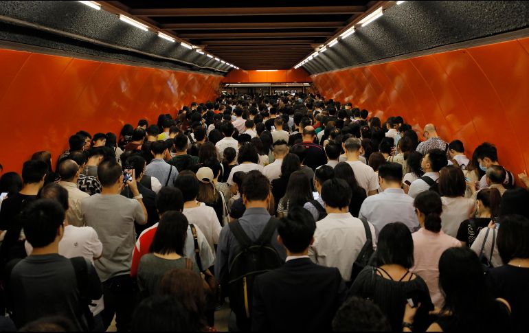 Los pasajeros que no podían subirse a los trenes abarrotaron las plataformas y esperaron en largas filas. AP / V. Yu