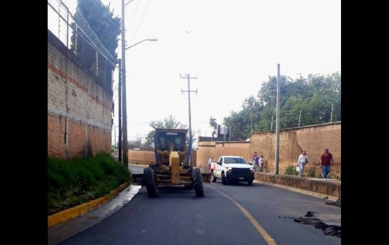 Por su parte, Obras Públicas del municipio inició desde anoche con las acciones de rehabilitación de Boulevard Bosques de Santa Anita.TWITTER/ @GobTlajomulco