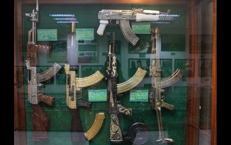 Armas bañadas en oro y con incrustaciones de piedras preciosas, decomisadas al crimen organizado, se exhiben en el Museo del Enervante.