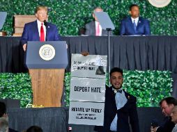 En una inusual interrupción, el legislador Ibraheem Samirah levantó un cartel para denunciar los comentarios de Trump. AP/H. Helber