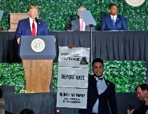 En una inusual interrupción, el legislador Ibraheem Samirah levantó un cartel para denunciar los comentarios de Trump. AP/H. Helber
