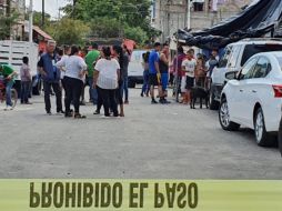  Peritos forenses encontraron casquillos de arma corta en el punto. Los cuerpos fueron trasladados a la morgue a la espera de la identificación oficial.  ESPECIAL/
