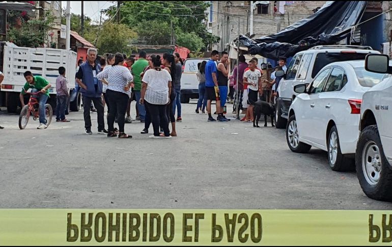  Peritos forenses encontraron casquillos de arma corta en el punto. Los cuerpos fueron trasladados a la morgue a la espera de la identificación oficial.  ESPECIAL/