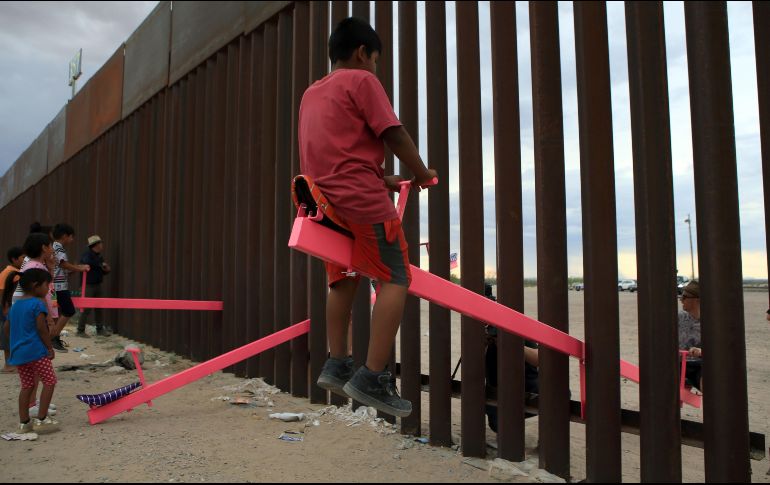 Los tres subibajas color rosa fueron instalados a través de las tablas del muro: un extremo se encontraba en Texas, y el otro en Ciudad Juárez, México. AFP / ARCHIVO