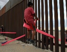 Los tres subibajas color rosa fueron instalados a través de las tablas del muro: un extremo se encontraba en Texas, y el otro en Ciudad Juárez, México. AFP / ARCHIVO