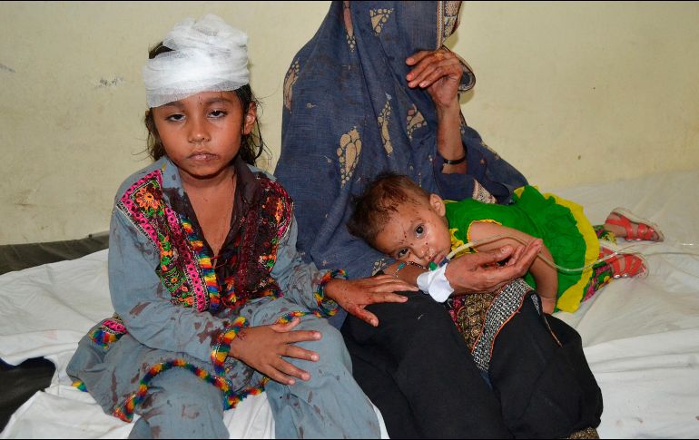 Una mujer y sus dos hijos esperan a ser atendidos en el hospital luego de un atentado en Quetta, Pakistán. AFP/B. Khan