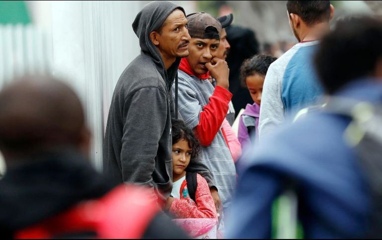 La situación de los menores inmigrantes ha sido ampliamente criticado; en las imágenes, familias esperan para iniciar sus trámites migratorios en varios puntos fronterizos de México. AP/G. Bull